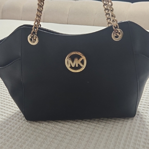 Michael Kors Black Shoulder Bag with Gold Logo and Chain Strap - Picture 1 of 7